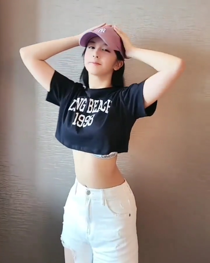 現時15歲的陳偲穎長高了很多。